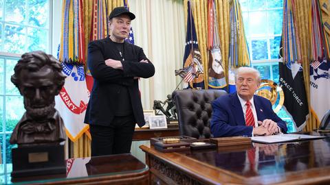 Das Foto zeigt US-Präsident Trump und den Milliardär Elon Musk im Oval Office des Weißen Hauses.