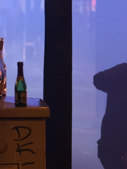 Ein Mann wirft mit einer Flasche in Richtung von Polizisten. In der Nacht zu Neujahr ist es im Stadtteil Connewitz zu Zusammenstößen zwischen Randalierern und der Polizei gekommen.