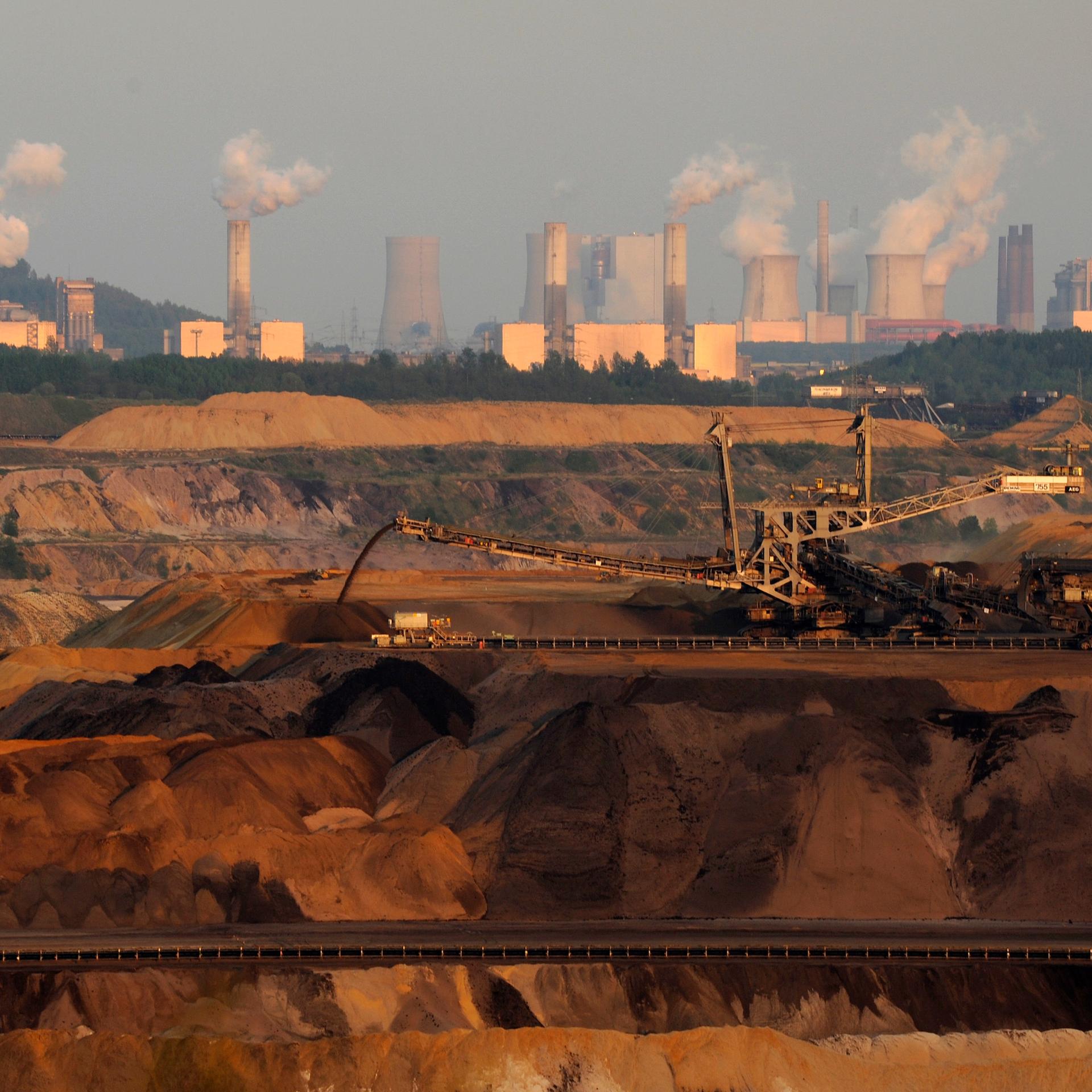Blick über die Schaufelradbagger im Braunkohle-Tagebau Garzweiler mit Blick auf die RWE Braunkohle-Kraftwerke von Frimmersdorf und Neurath im Hintergrund 