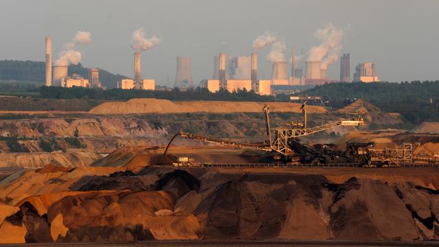 Blick über die Schaufelradbagger im Braunkohle-Tagebau Garzweiler mit Blick auf die RWE Braunkohle-Kraftwerke von Frimmersdorf und Neurath im Hintergrund 