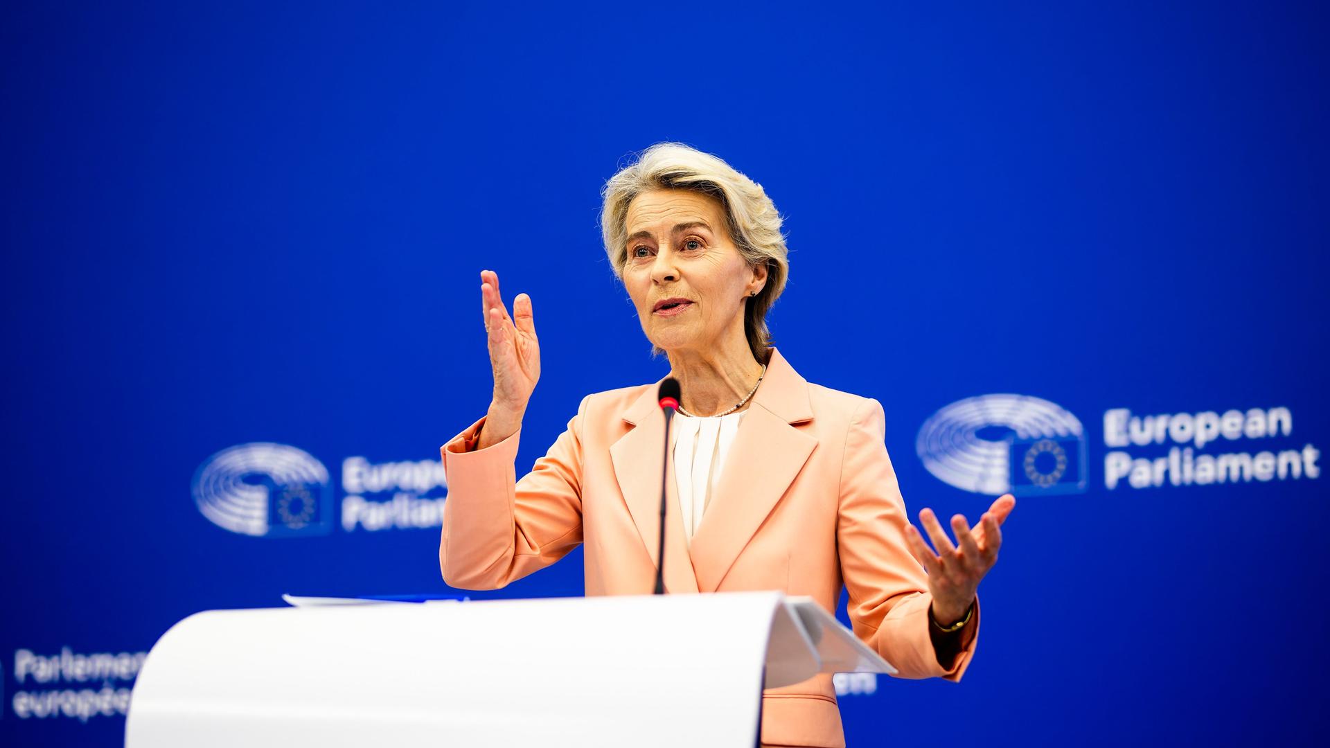 Ursula von der Leyen (CDU), Präsidentin der Europäischen Kommission, stellt während einer Pressekonferenz Medienvertretern ihre neue Kommission vor.