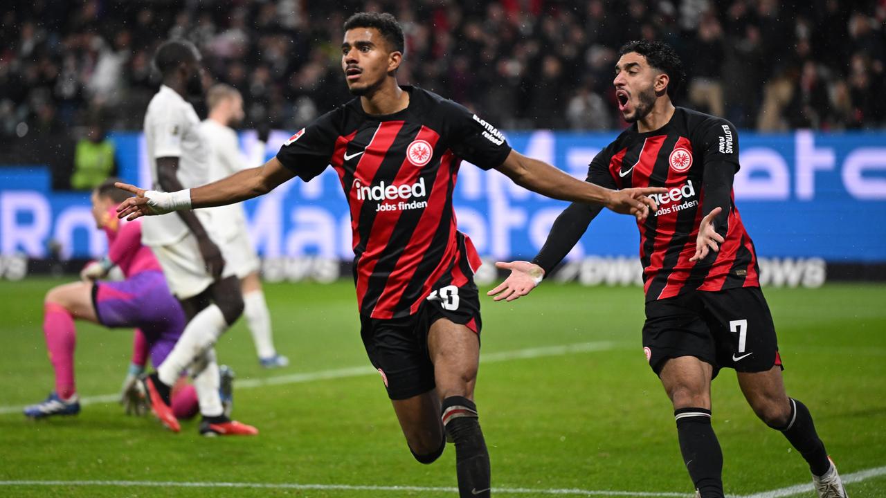 Eine Spielszene aus der Bundesliga-Partie zwischen Eintracht Frankfurt und dem FC Bayern München. Zwei Frankfurter Spieler jubeln nach einem weiteren Tor.
