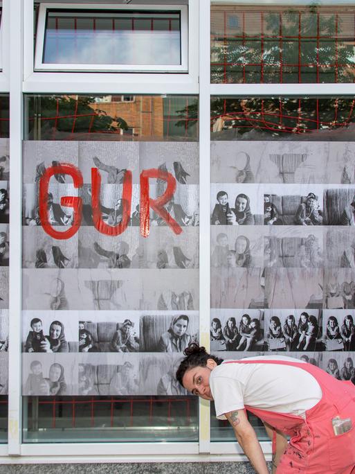 Plakatierungsworkshop im Rahmen von Nil Yalters Kunstwerk Exile Is a Hard Job (1983/2022) mit Nagham Hammoush und Rüzgâr Buşki