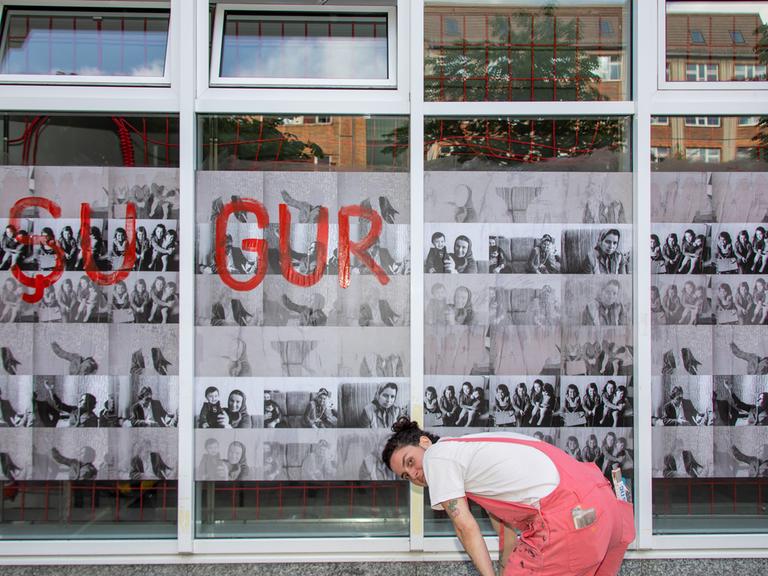Plakatierungsworkshop im Rahmen von Nil Yalters Kunstwerk Exile Is a Hard Job (1983/2022) mit Nagham Hammoush und Rüzgâr Buşki