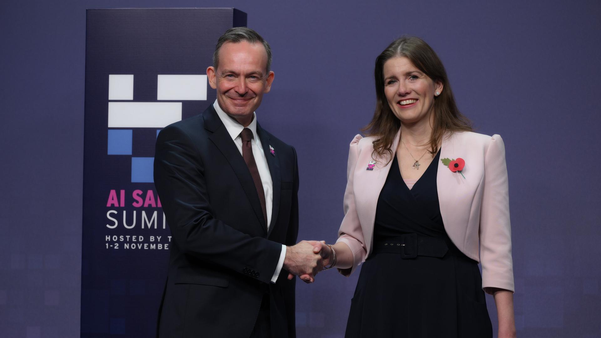 Michelle Donelan (r), Technologieministerin von Großbritannien, begrüßt Volker Wissing (FDP), Minister für Digitales und Verkehr von Deutschland, auf dem KI-Sicherheitsgipfel.