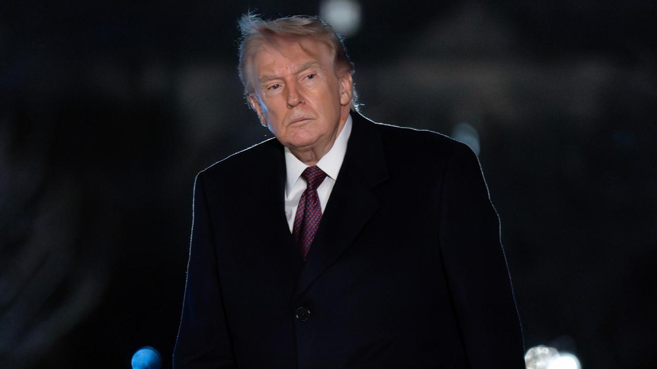 Donald Trump, nachts im Garten des Weißen Hauses in Washington