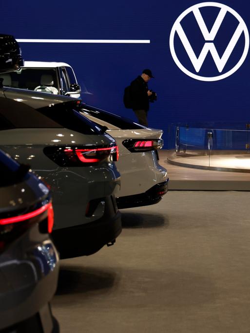 Mehrere Autos von Volkswagen sind auf der New York International Auto Show ausgestellt. Unter anderem ein Käfer von 1949.