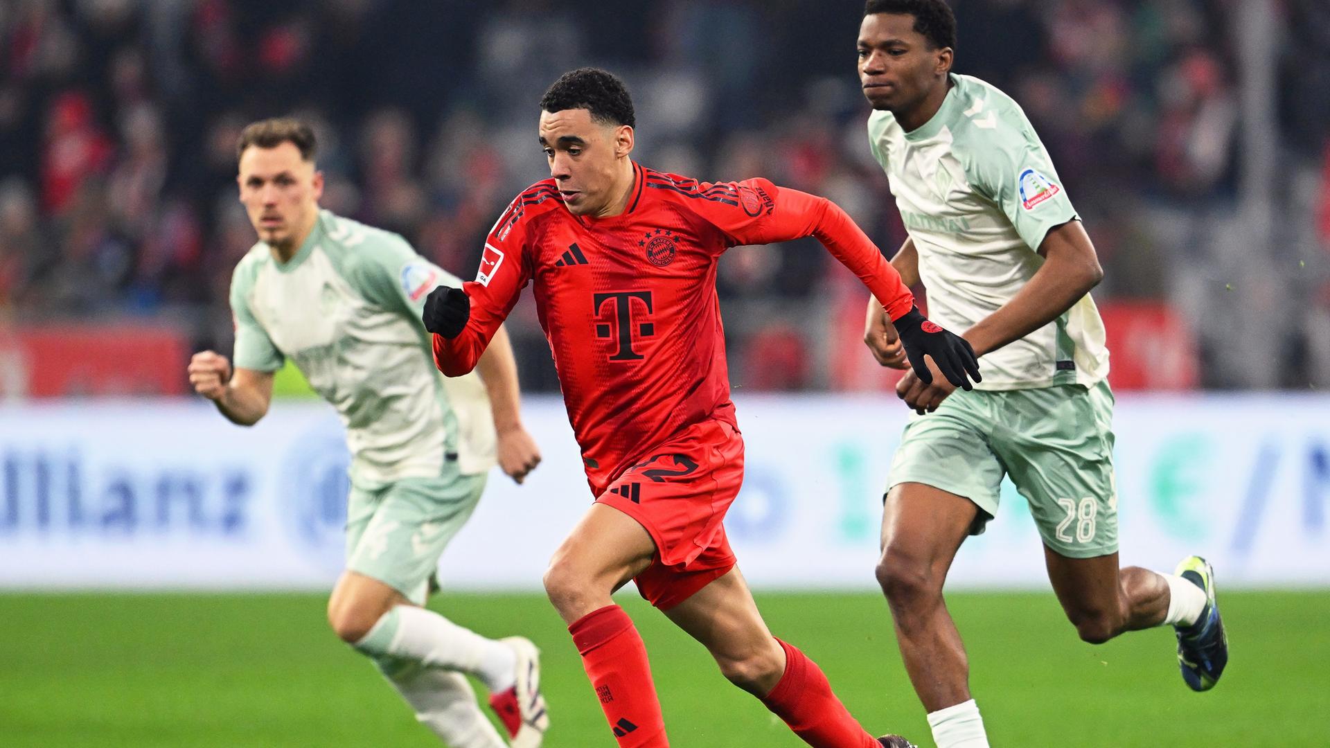 Jamal Musiala kämpft gegen Skelly Alvero um den Ball.