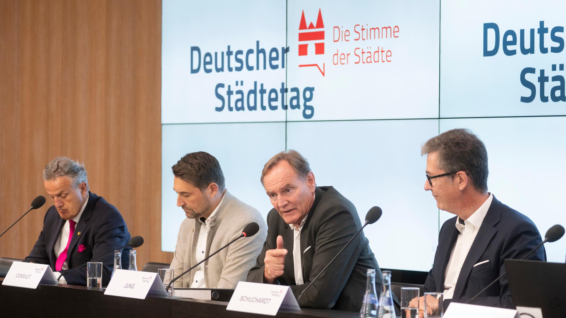 Christian Schuchardt (r-l), Hauptgeschäftsführer des Deutschen Städtetages, Burkhard Jung (SPD, l), Präsident des Deutschen Städtetages und Oberbürgermeister von Leipzig, Uwe Conradt (CDU), Vizepräsident des Deutschen Städtetages und Saarbrückens Oberbürgermeister, und Frank Nopper (CDU), Oberbürgermeister von Stuttgart, nehmen an einer Pressekonferenz zum Abschluss des Deutschen Städtetages in Stuttgart teil. 