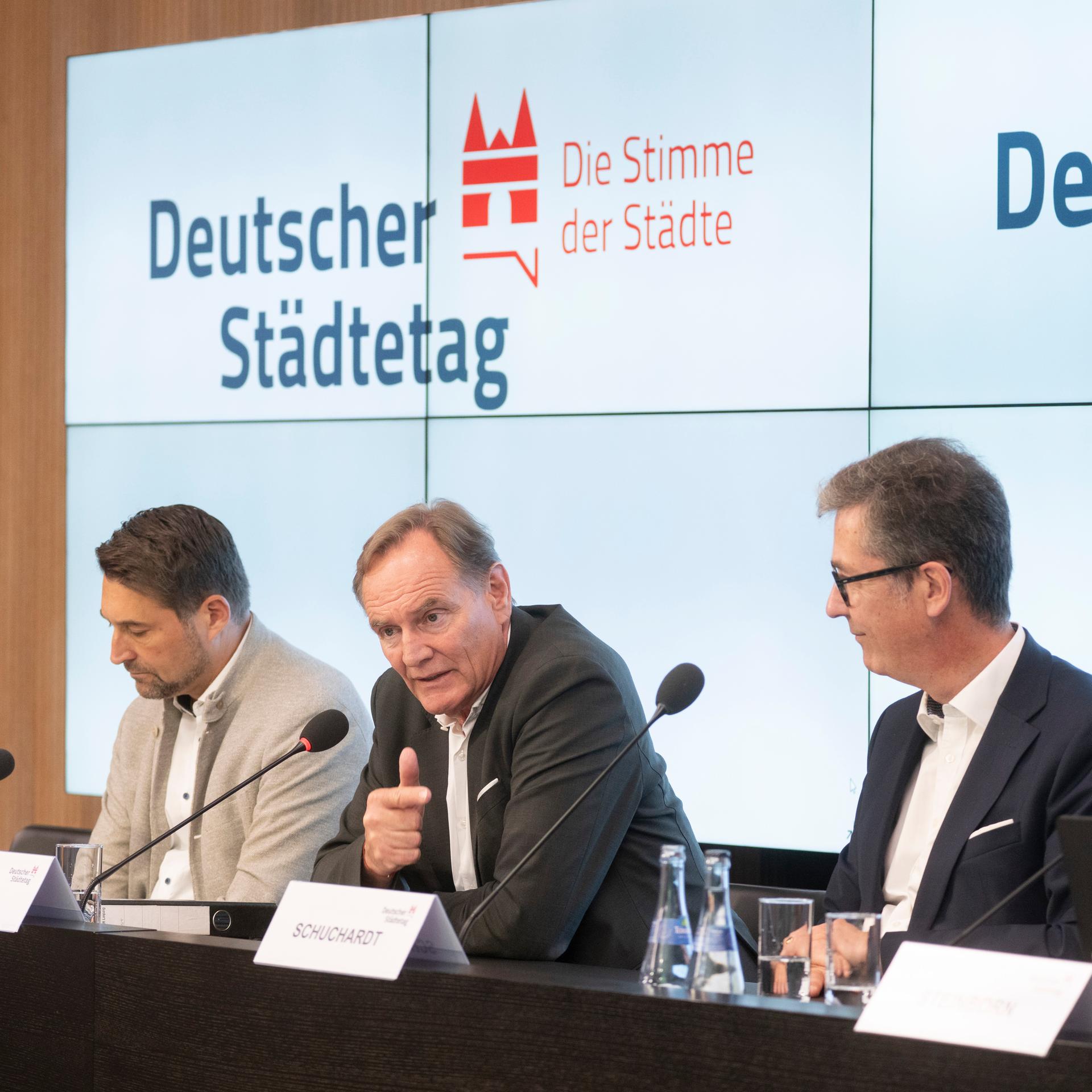 Christian Schuchardt (r-l), Hauptgeschäftsführer des Deutschen Städtetages, Burkhard Jung (SPD, l), Präsident des Deutschen Städtetages und Oberbürgermeister von Leipzig, Uwe Conradt (CDU), Vizepräsident des Deutschen Städtetages und Saarbrückens Oberbürgermeister, und Frank Nopper (CDU), Oberbürgermeister von Stuttgart, nehmen an einer Pressekonferenz zum Abschluss des Deutschen Städtetages in Stuttgart teil. 