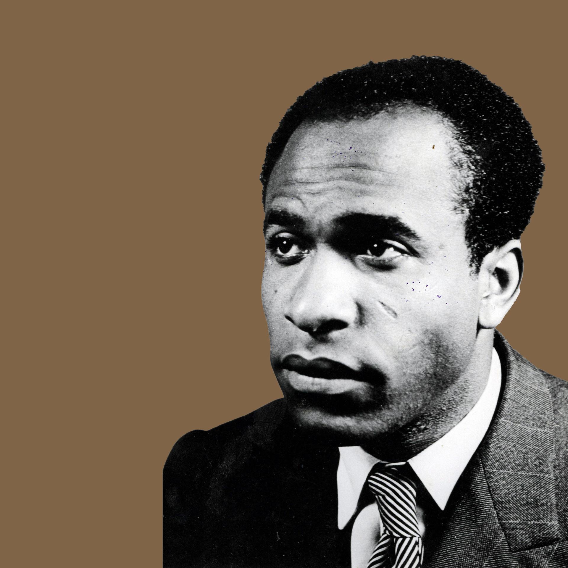 Eine Schwarz-Weiß-Fotografie zeigt den jungen Frantz Fanon.