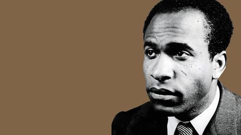 Eine Schwarz-Weiß-Fotografie zeigt den jungen Frantz Fanon.