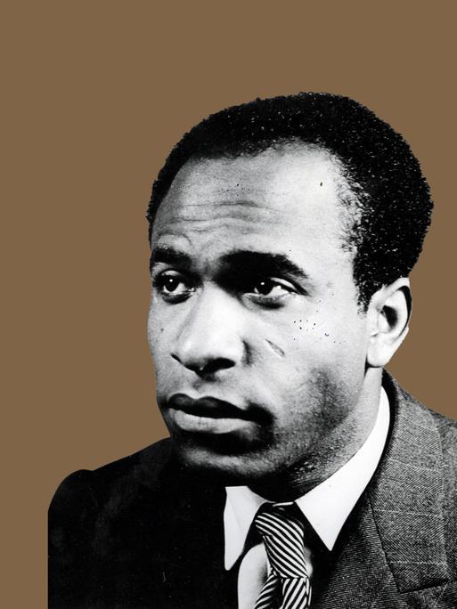 Eine Schwarz-Weiß-Fotografie zeigt den jungen Frantz Fanon.