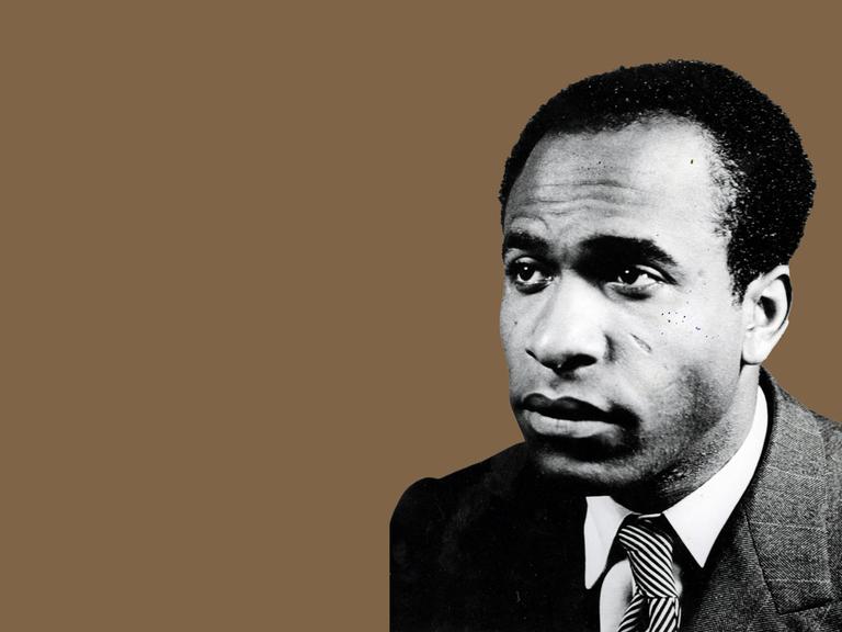 Eine Schwarz-Weiß-Fotografie zeigt den jungen Frantz Fanon.