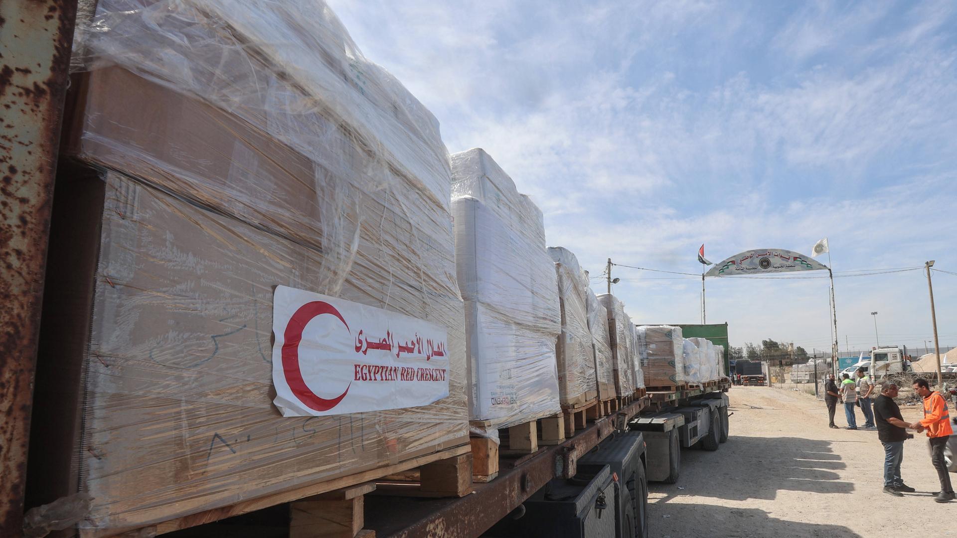 October 21, 2023, Gaza, Palestine: Palestinian trucks loading the humanitarian aid brought by first convoy of relief trucks from Egyptian side, at Rafah border. United Nations UN agency is expected to deliver humanitarian aid to those in need in various areas of the Gaza Strip, Gaza government media office said on Saturday. Gaza Palestine - ZUMAs197 20231021_aaa_s197_842 Copyright: xAhmedxZakotx