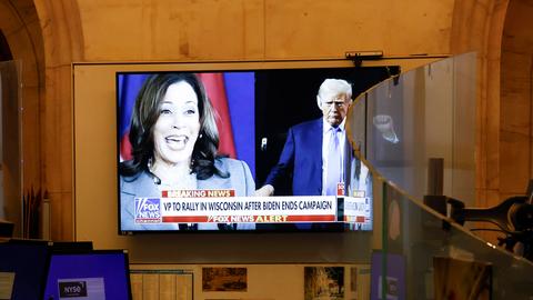 Auf einem TV-Bildschirm sind Kamala Harris und Donald Trump zu sehen. 