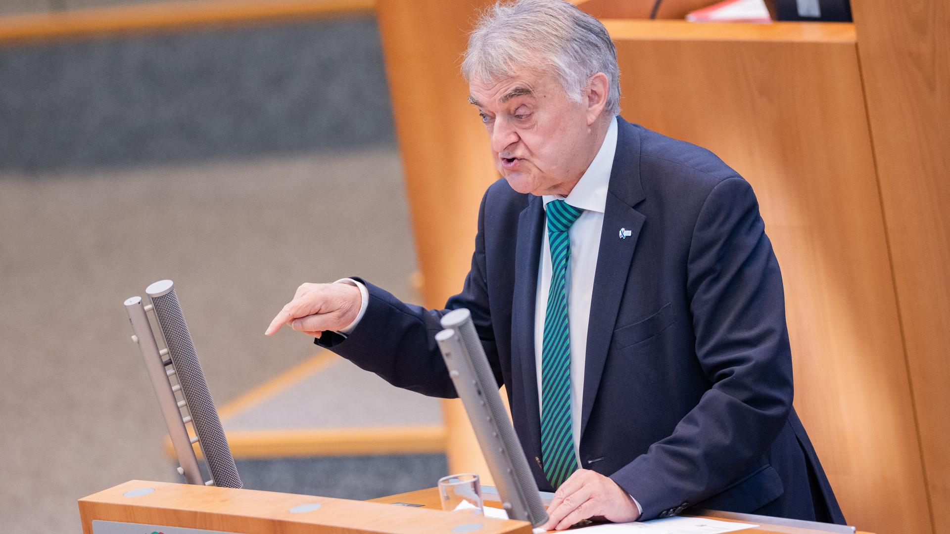 Düsseldorf: Herbert Reul (CDU), Innenminister von Nordrhein-Westfalen, spricht im Plenum des Landtags. Düsseldorf: Herbert Reul (CDU), Innenminister von Nordrhein-Westfalen, spricht im Plenum des Landtags.
