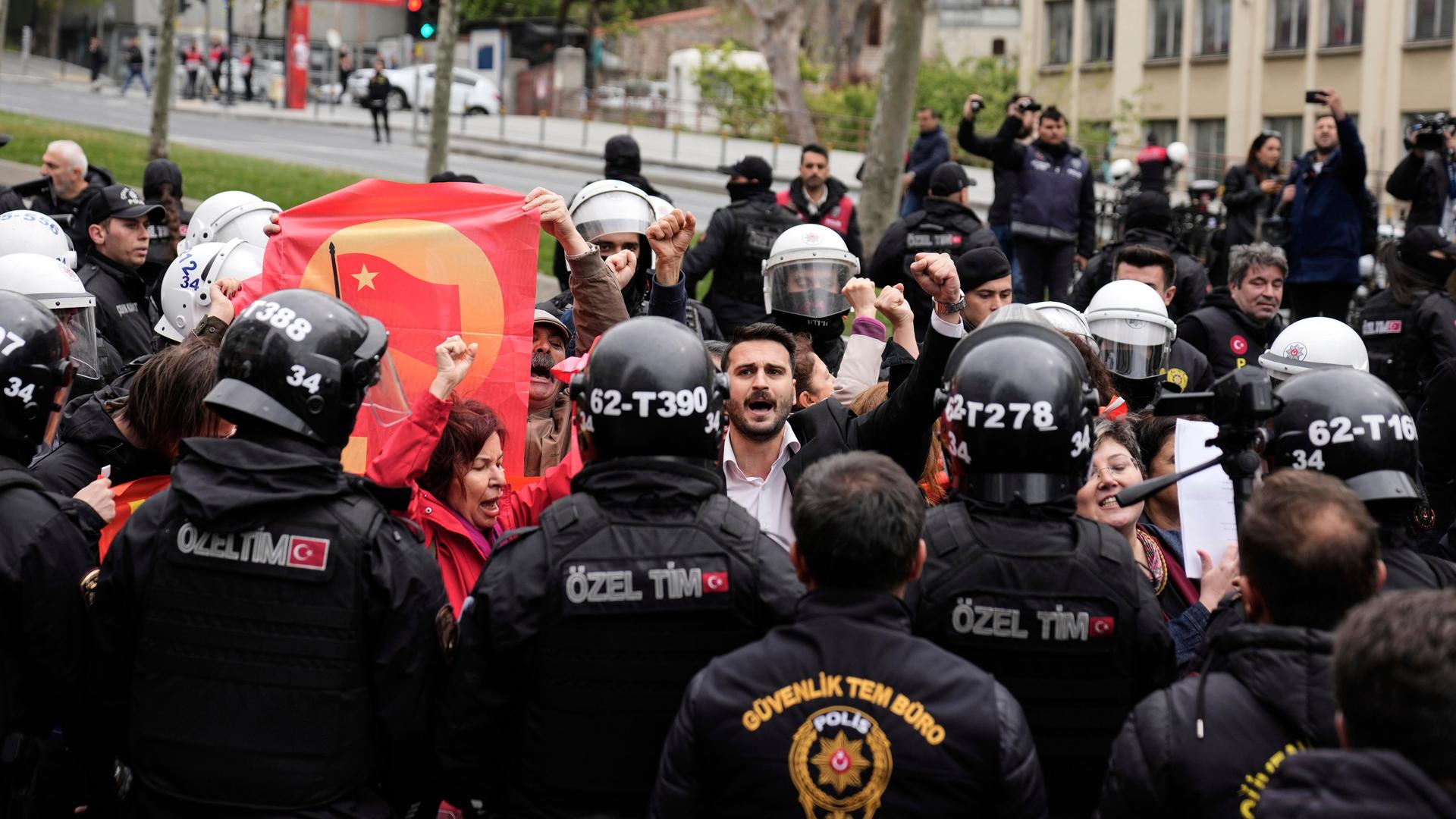 Gewerkschaftsmitglieder werden in Istanbul von Polizisten umringt
