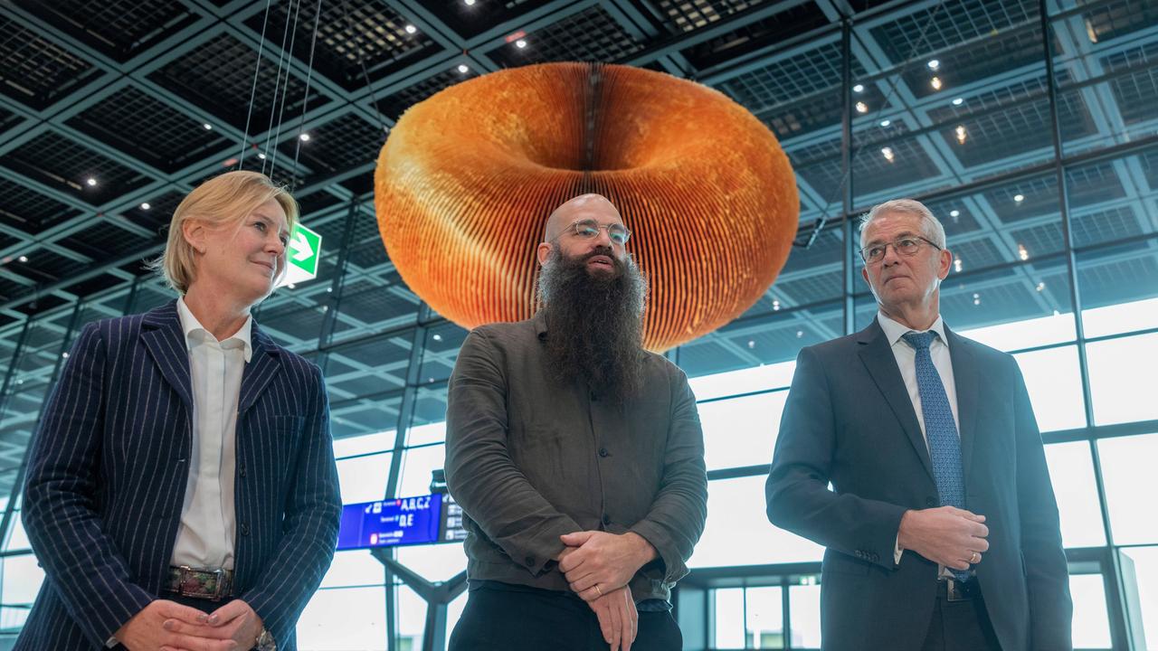 Stefanie Pudwitz (l-r), Leitende Exekutiv-Vizepräsidentin für Unternehmensinfrastruktur bei Fraport AG, der Künstler Julius von Bismarck und Fraport Vorstandsvorsitzender Stefan Schulte im neuen Terminal 3 