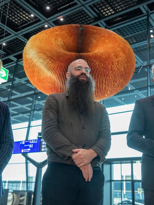 Stefanie Pudwitz (l-r), Leitende Exekutiv-Vizepräsidentin für Unternehmensinfrastruktur bei Fraport AG, der Künstler Julius von Bismarck und Fraport Vorstandsvorsitzender Stefan Schulte im neuen Terminal 3 
