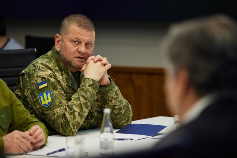 Der ukrainische Oberbefehlshaber Walerij Saluschnyj sitzt an einem Tisch und hat die Hände gefaltet.