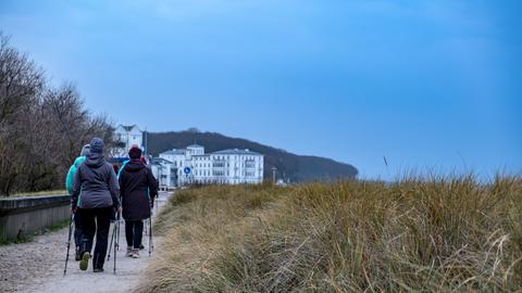 Nordic Walking an der Ostseepromenade.