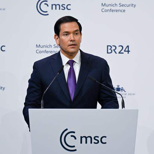 US-Außenminister Marco Rubio am Rednerpult, im Hintergrund die Logos der Münchner Sicherheitskonferenz.