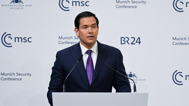 US-Außen-Minister Marco Rubio am Rednerpult, im Hintergrund die Logos der Münchner Sicherheits-Konferenz.