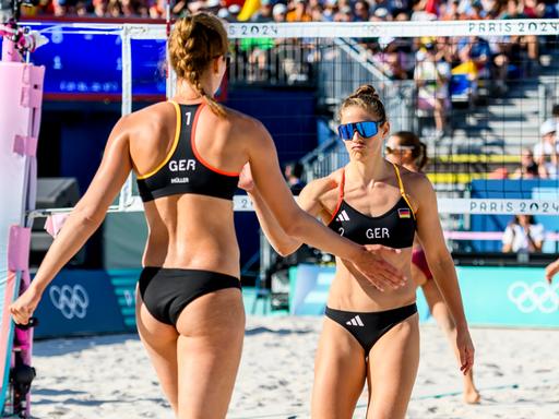 Die deutschen Beachvolleyballerinnen Svenja Müller und Cinja Tillmann reagieren enttäuscht nach ihrem Aus bei den Olympischen Spielen in Paris. 