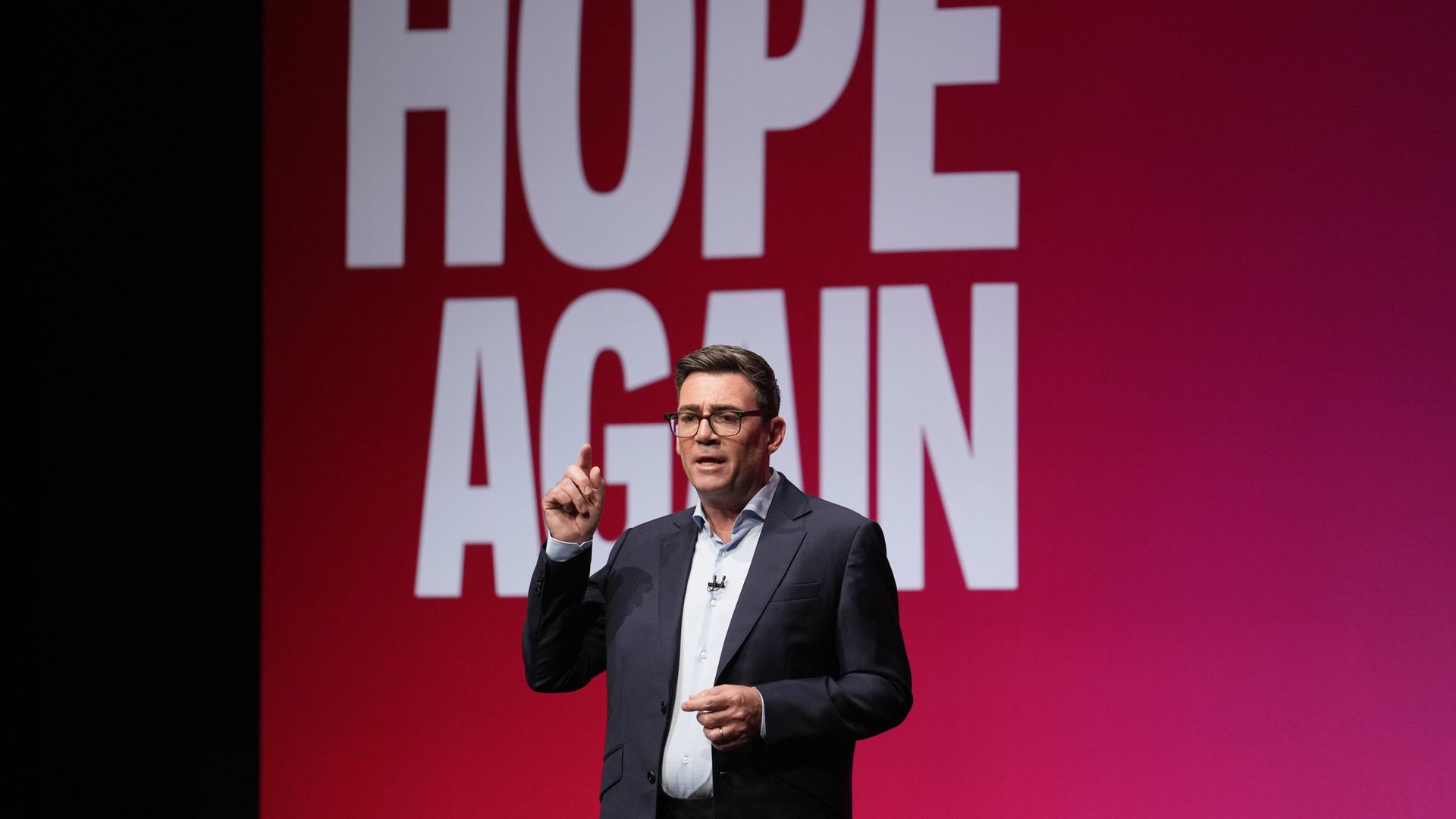 Der britische Premierminister Andy Burnham redet auf dem Labour-Parteitag in Liverpool. Der britische Premierminister Andy Burnham redet auf dem Labour-Parteitag in Liverpool.