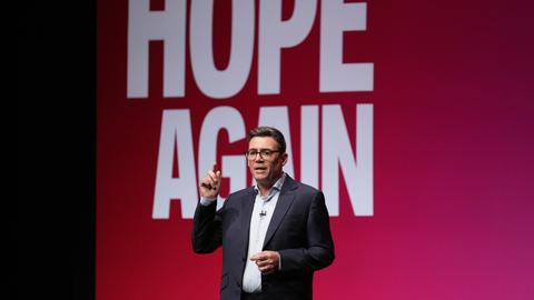Der britische Premierminister Andy Burnham redet auf dem Labour-Parteitag in Liverpool.