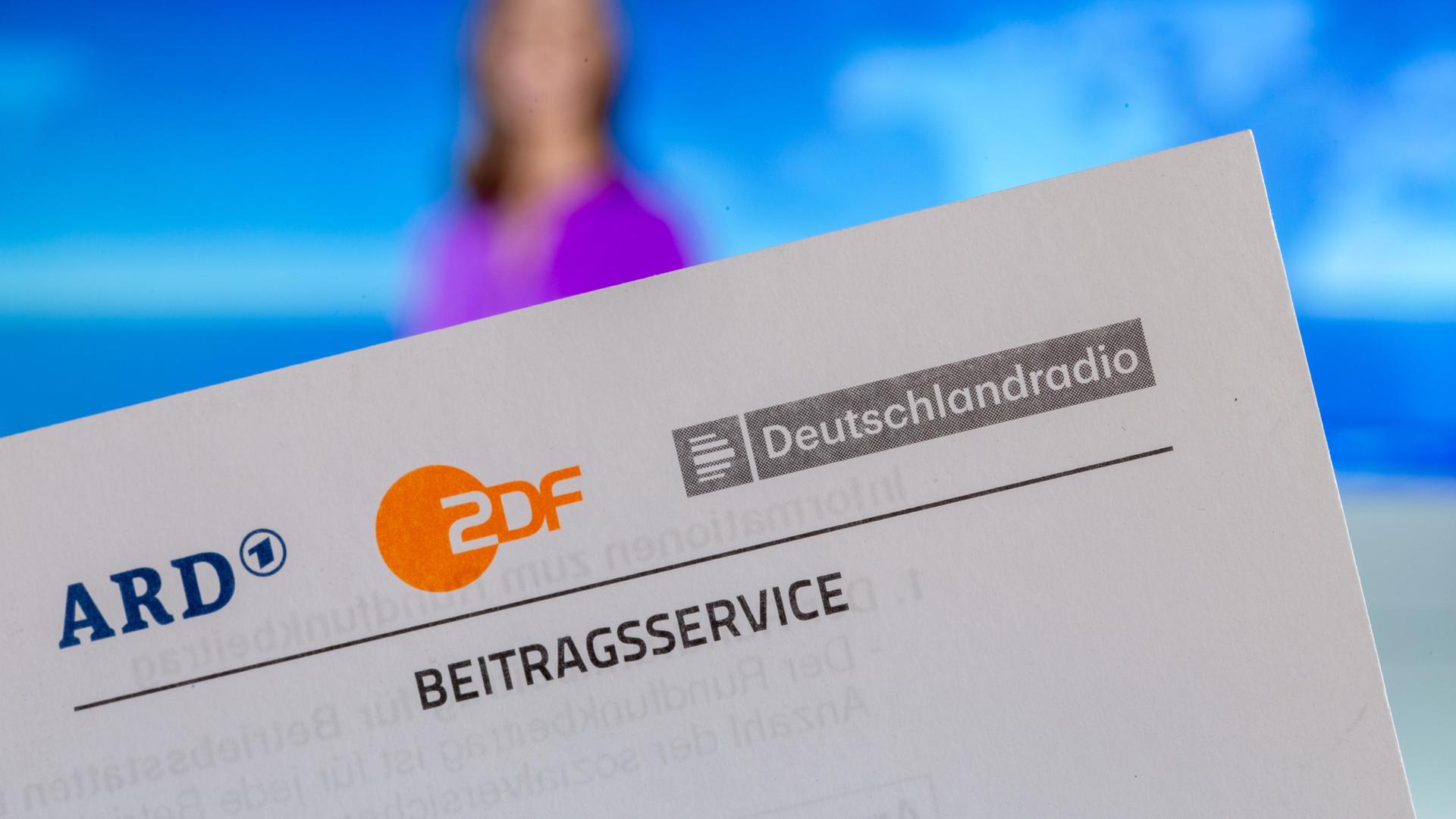 Nahaufnahme von einem Briefbogen mit ARD-, ZDF-, und Deutschlandradio-Logo