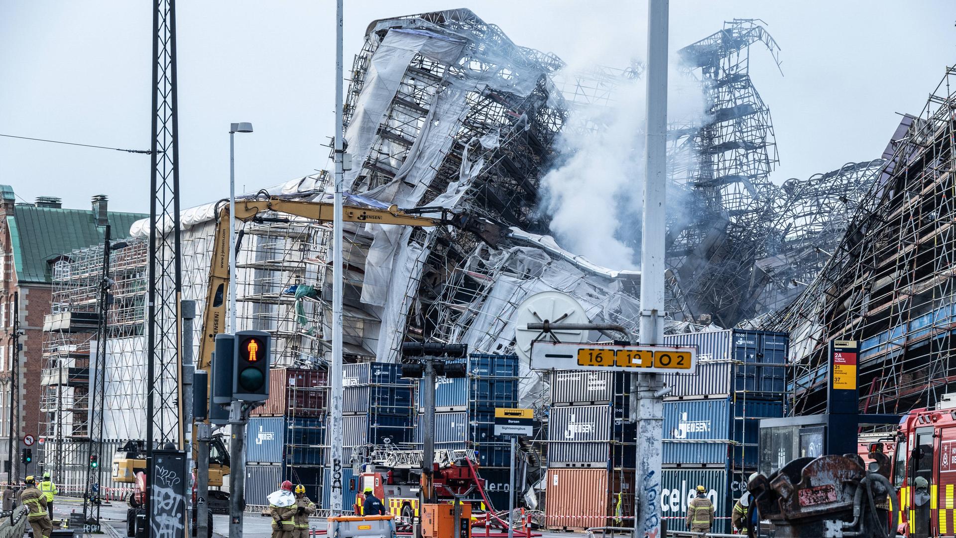Die historische Börse in Kopenhagen ist eingestürzt, nachdem sie ausgebrannt ist.