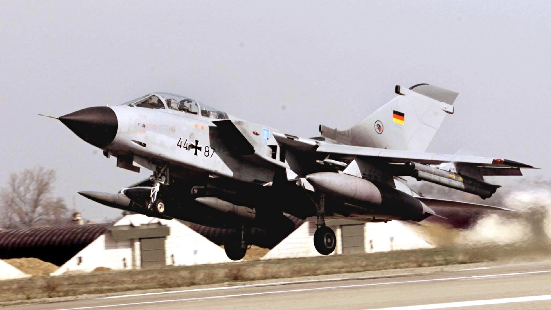  Ein Tornado der Bundeswehr startet zu einem Aufklärungsflug über Serbien.