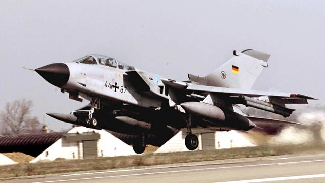  Ein Tornado der Bundeswehr startet zu einem Aufklärungsflug über Serbien.