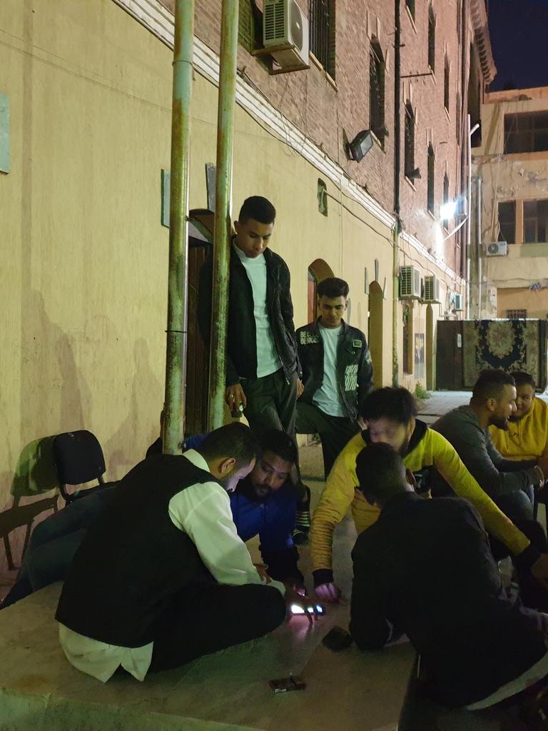 Asaad Jafar und seine Freunde vom libyschen Roten Halbmond beim Ludo-Spielen in Tripolis in einem Hinterhof bei Nacht Asaad Jafar und seine Freunde vom libyschen Roten Halbmond beim Ludo-Spielen in Tripolis in einem Hinterhof bei Nacht