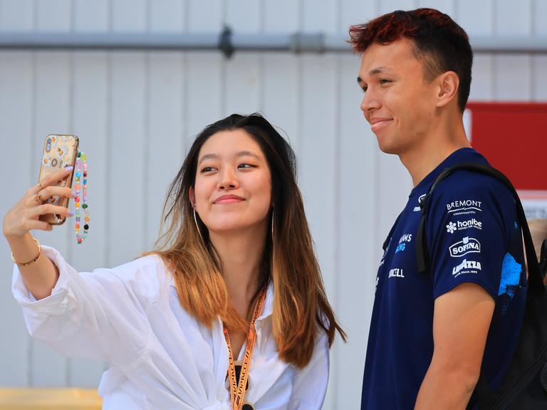 Formel1-Fahrer Alex Albon posiert für ein Selfie mit einem Fan
