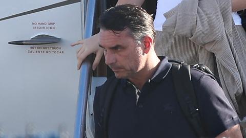 Flavio Bolsonaro steigt nach seiner Ankunft am Opa Locka Executive Airport in Miami, Florida, aus einem Flugzeug.