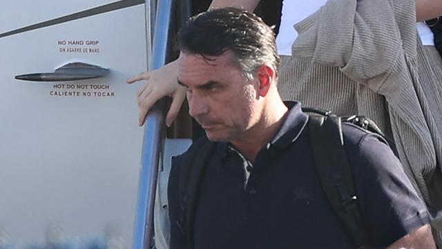 Flávio Bolsonaro steigt aus einem Flugzeug in den USA.