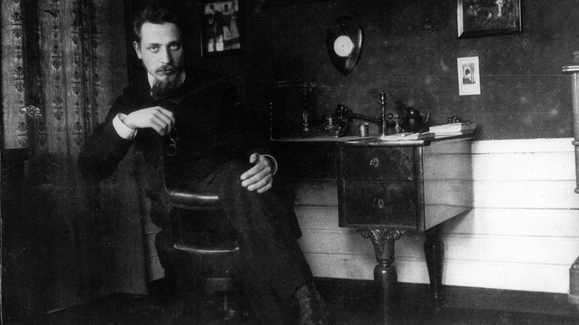 Rainer Maria Rilke in seinem Arbeitszimmer, 1905. Rainer Maria Rilke in seinem Arbeitszimmer, 1905.