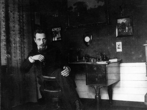 Rainer Maria Rilke in seinem Arbeitszimmer, 1905.