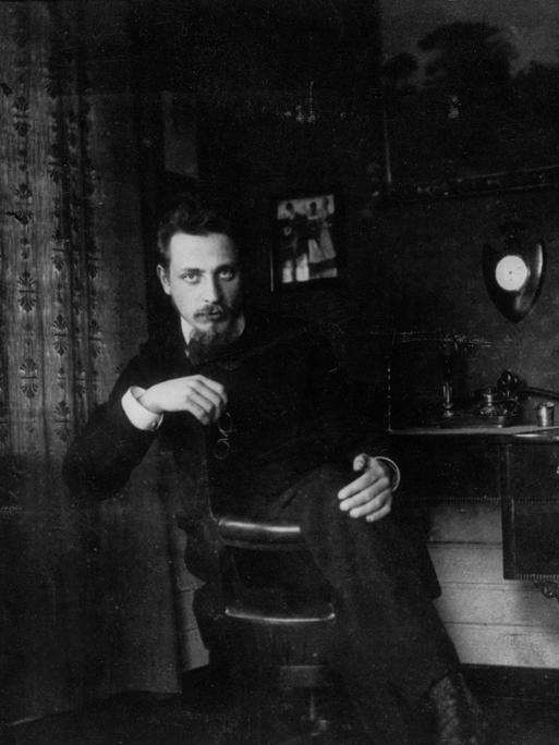 Rainer Maria Rilke in seinem Arbeitszimmer, 1905.