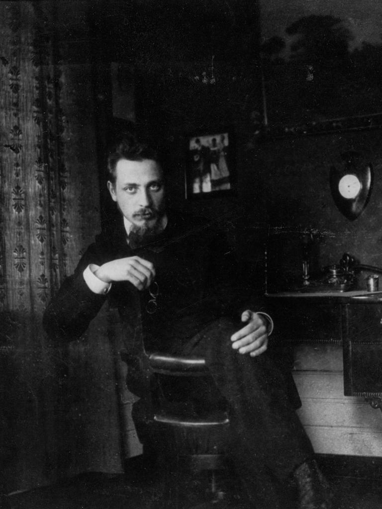 Rainer Maria Rilke in seinem Arbeitszimmer, 1905.