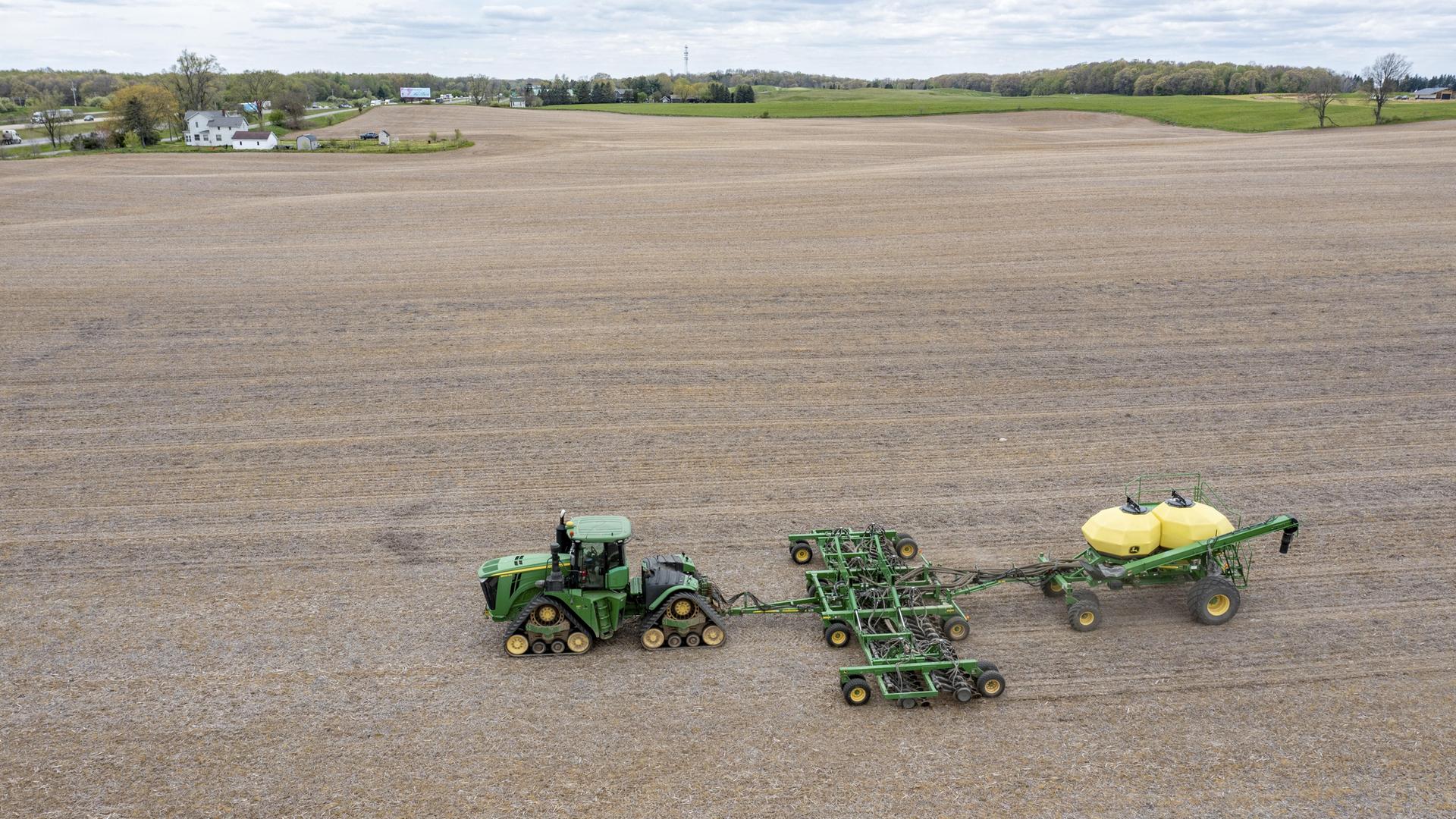 Ein Landwirt trägt Flüssigdünger auf ein Ackerfeld auf.