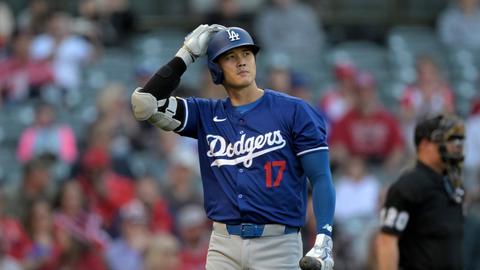 Shohei Ohtani von de LA Dodgers hält sich den Helm bei einer Partie seiner LA Dodgers.