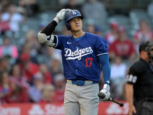 Shohei Ohtani von de LA Dodgers hält sich den Helm bei einer Partie seiner LA Dodgers.