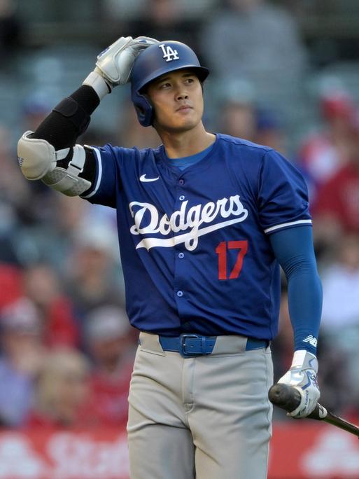 Shohei Ohtani von de LA Dodgers hält sich den Helm bei einer Partie seiner LA Dodgers.