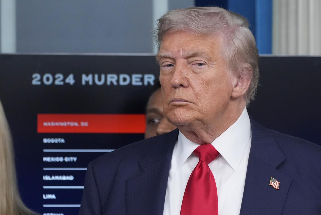 US-Präsident Donald Trump schaut konzentriert zur Seite. US-Präsident Donald Trump schaut konzentriert zur Seite.
