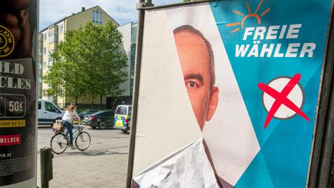 Ein beschädigtes Wahlplakat von Hubert Aiwanger