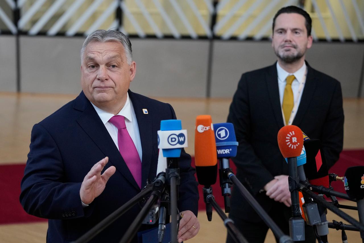 Ungarns Ministerpräsident Viktor Orban (l) spricht mit Medienvertretern, als er zum EU-Gipfel im Gebäude des Europäischen Rates in Brüssel eintrifft.